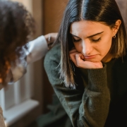 Foto de Liza Summer: https://www.pexels.com/es-es/foto/mujer-en-sueter-gris-sosteniendo-su-cabello-6383158/