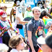 Foto de Rosemary Ketchum: https://www.pexels.com/es-es/foto/multitud-de-personas-desfilando-en-la-calle-2306817/